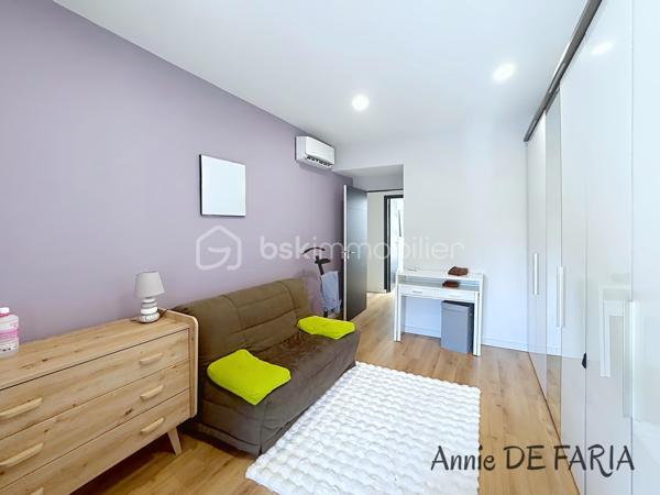 Maison de 165m2 entièrement rénovée avec piscine au sel, suite parentale et extérieurs aménagés.

En Exclusivité avec Annie De Faria

Venez découvrir cette magnifique maison individuelle de 165 m² entièrement rénovée en 2020, implantée sur un terrain clos et aménagé de 785m² avec piscine et prestations de qualité.

Dès l’entrée, vous serez séduits par son superbe hall accueillant qui dessert une vaste pièce de vie lumineuse et conviviale. Cet espace de réception comprend un salon-séjour avec cheminée au gaz ainsi qu’une belle cuisine ouverte entièrement équipée, sublimée par une élégante verrière. De larges ouvertures permettent un accès direct à la terrasse et à l’espace piscine, créant une véritable harmonie entre intérieur et extérieur.

Le rez-de-chaussée dispose également d’une chambre, d’une salle d’eau avec WC ainsi que d’une buanderie fonctionnelle.

À l’étage, l’espace nuit se compose de trois chambres dont une belle suite parentale avec dressing. Vous profiterez également d’une spacieuse salle de bains équipée d’une baignoire, d’une douche à l’italienne, d’une double vasque ainsi que d’un WC indépendant.

À l’extérieur, les prestations sont particulièrement soignées : une piscine au sel de 6 x 4 mètres équipée d’un volet roulant électrique et d’une pompe à chaleur, une agréable terrasse accessible directement depuis la pièce de vie, une cuisine d’été, une pergola motorisée avec stores latéraux, ainsi qu’un carport permettant de stationner deux véhicules à l’abri. Plusieurs places de stationnement supplémentaires sont également disponibles sur la propriété.

Pour votre confort :

Climatisation réversible dans toute la maison
Menuiseries aluminium double vitrage
Volets roulants électriques
Cheminée au gaz
Portail motorisé
Panneaux solaires
Assainissement par micro-station automatique
Deux annexes complètent ce bien :

Un local technique pour la piscine
Un atelier indépendant
Taxe foncière : 1 687 €.

Cette maison clé en main, parfaitement entretenue et sans travaux à prévoir, offre un cadre de vie privilégié alliant confort moderne, beaux volumes et extérieurs aménagés avec goût.

À découvrir sans tarder.