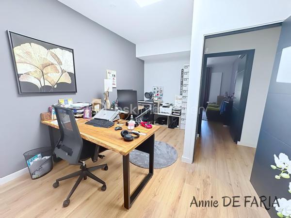 Maison de 165m2 entièrement rénovée avec piscine au sel, suite parentale et extérieurs aménagés.

En Exclusivité avec Annie De Faria

Venez découvrir cette magnifique maison individuelle de 165 m² entièrement rénovée en 2020, implantée sur un terrain clos et aménagé de 785m² avec piscine et prestations de qualité.

Dès l’entrée, vous serez séduits par son superbe hall accueillant qui dessert une vaste pièce de vie lumineuse et conviviale. Cet espace de réception comprend un salon-séjour avec cheminée au gaz ainsi qu’une belle cuisine ouverte entièrement équipée, sublimée par une élégante verrière. De larges ouvertures permettent un accès direct à la terrasse et à l’espace piscine, créant une véritable harmonie entre intérieur et extérieur.

Le rez-de-chaussée dispose également d’une chambre, d’une salle d’eau avec WC ainsi que d’une buanderie fonctionnelle.

À l’étage, l’espace nuit se compose de trois chambres dont une belle suite parentale avec dressing. Vous profiterez également d’une spacieuse salle de bains équipée d’une baignoire, d’une douche à l’italienne, d’une double vasque ainsi que d’un WC indépendant.

À l’extérieur, les prestations sont particulièrement soignées : une piscine au sel de 6 x 4 mètres équipée d’un volet roulant électrique et d’une pompe à chaleur, une agréable terrasse accessible directement depuis la pièce de vie, une cuisine d’été, une pergola motorisée avec stores latéraux, ainsi qu’un carport permettant de stationner deux véhicules à l’abri. Plusieurs places de stationnement supplémentaires sont également disponibles sur la propriété.

Pour votre confort :

Climatisation réversible dans toute la maison
Menuiseries aluminium double vitrage
Volets roulants électriques
Cheminée au gaz
Portail motorisé
Panneaux solaires
Assainissement par micro-station automatique
Deux annexes complètent ce bien :

Un local technique pour la piscine
Un atelier indépendant
Taxe foncière : 1 687 €.

Cette maison clé en main, parfaitement entretenue et sans travaux à prévoir, offre un cadre de vie privilégié alliant confort moderne, beaux volumes et extérieurs aménagés avec goût.

À découvrir sans tarder.