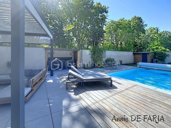 Maison de 165m2 entièrement rénovée avec piscine au sel, suite parentale et extérieurs aménagés.

En Exclusivité avec Annie De Faria

Venez découvrir cette magnifique maison individuelle de 165 m² entièrement rénovée en 2020, implantée sur un terrain clos et aménagé de 785m² avec piscine et prestations de qualité.

Dès l’entrée, vous serez séduits par son superbe hall accueillant qui dessert une vaste pièce de vie lumineuse et conviviale. Cet espace de réception comprend un salon-séjour avec cheminée au gaz ainsi qu’une belle cuisine ouverte entièrement équipée, sublimée par une élégante verrière. De larges ouvertures permettent un accès direct à la terrasse et à l’espace piscine, créant une véritable harmonie entre intérieur et extérieur.

Le rez-de-chaussée dispose également d’une chambre, d’une salle d’eau avec WC ainsi que d’une buanderie fonctionnelle.

À l’étage, l’espace nuit se compose de trois chambres dont une belle suite parentale avec dressing. Vous profiterez également d’une spacieuse salle de bains équipée d’une baignoire, d’une douche à l’italienne, d’une double vasque ainsi que d’un WC indépendant.

À l’extérieur, les prestations sont particulièrement soignées : une piscine au sel de 6 x 4 mètres équipée d’un volet roulant électrique et d’une pompe à chaleur, une agréable terrasse accessible directement depuis la pièce de vie, une cuisine d’été, une pergola motorisée avec stores latéraux, ainsi qu’un carport permettant de stationner deux véhicules à l’abri. Plusieurs places de stationnement supplémentaires sont également disponibles sur la propriété.

Pour votre confort :

Climatisation réversible dans toute la maison
Menuiseries aluminium double vitrage
Volets roulants électriques
Cheminée au gaz
Portail motorisé
Panneaux solaires
Assainissement par micro-station automatique
Deux annexes complètent ce bien :

Un local technique pour la piscine
Un atelier indépendant
Taxe foncière : 1 687 €.

Cette maison clé en main, parfaitement entretenue et sans travaux à prévoir, offre un cadre de vie privilégié alliant confort moderne, beaux volumes et extérieurs aménagés avec goût.

À découvrir sans tarder.
