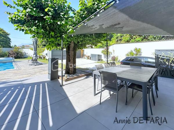 Maison de 165m2 entièrement rénovée avec piscine au sel, suite parentale et extérieurs aménagés.

En Exclusivité avec Annie De Faria

Venez découvrir cette magnifique maison individuelle de 165 m² entièrement rénovée en 2020, implantée sur un terrain clos et aménagé de 785m² avec piscine et prestations de qualité.

Dès l’entrée, vous serez séduits par son superbe hall accueillant qui dessert une vaste pièce de vie lumineuse et conviviale. Cet espace de réception comprend un salon-séjour avec cheminée au gaz ainsi qu’une belle cuisine ouverte entièrement équipée, sublimée par une élégante verrière. De larges ouvertures permettent un accès direct à la terrasse et à l’espace piscine, créant une véritable harmonie entre intérieur et extérieur.

Le rez-de-chaussée dispose également d’une chambre, d’une salle d’eau avec WC ainsi que d’une buanderie fonctionnelle.

À l’étage, l’espace nuit se compose de trois chambres dont une belle suite parentale avec dressing. Vous profiterez également d’une spacieuse salle de bains équipée d’une baignoire, d’une douche à l’italienne, d’une double vasque ainsi que d’un WC indépendant.

À l’extérieur, les prestations sont particulièrement soignées : une piscine au sel de 6 x 4 mètres équipée d’un volet roulant électrique et d’une pompe à chaleur, une agréable terrasse accessible directement depuis la pièce de vie, une cuisine d’été, une pergola motorisée avec stores latéraux, ainsi qu’un carport permettant de stationner deux véhicules à l’abri. Plusieurs places de stationnement supplémentaires sont également disponibles sur la propriété.

Pour votre confort :

Climatisation réversible dans toute la maison
Menuiseries aluminium double vitrage
Volets roulants électriques
Cheminée au gaz
Portail motorisé
Panneaux solaires
Assainissement par micro-station automatique
Deux annexes complètent ce bien :

Un local technique pour la piscine
Un atelier indépendant
Taxe foncière : 1 687 €.

Cette maison clé en main, parfaitement entretenue et sans travaux à prévoir, offre un cadre de vie privilégié alliant confort moderne, beaux volumes et extérieurs aménagés avec goût.

À découvrir sans tarder.