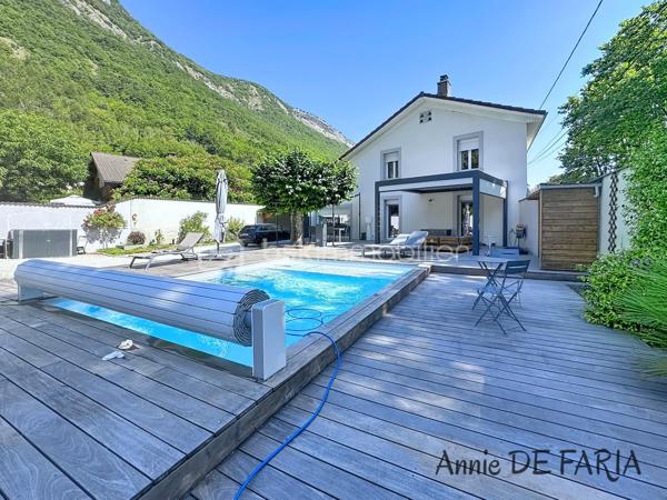 Maison de 165m2 entièrement rénovée avec piscine au sel, suite parentale et extérieurs aménagés.

En Exclusivité avec Annie De Faria

Venez découvrir cette magnifique maison individuelle de 165 m² entièrement rénovée en 2020, implantée sur un terrain clos et aménagé de 785m² avec piscine et prestations de qualité.

Dès l’entrée, vous serez séduits par son superbe hall accueillant qui dessert une vaste pièce de vie lumineuse et conviviale. Cet espace de réception comprend un salon-séjour avec cheminée au gaz ainsi qu’une belle cuisine ouverte entièrement équipée, sublimée par une élégante verrière. De larges ouvertures permettent un accès direct à la terrasse et à l’espace piscine, créant une véritable harmonie entre intérieur et extérieur.

Le rez-de-chaussée dispose également d’une chambre, d’une salle d’eau avec WC ainsi que d’une buanderie fonctionnelle.

À l’étage, l’espace nuit se compose de trois chambres dont une belle suite parentale avec dressing. Vous profiterez également d’une spacieuse salle de bains équipée d’une baignoire, d’une douche à l’italienne, d’une double vasque ainsi que d’un WC indépendant.

À l’extérieur, les prestations sont particulièrement soignées : une piscine au sel de 6 x 4 mètres équipée d’un volet roulant électrique et d’une pompe à chaleur, une agréable terrasse accessible directement depuis la pièce de vie, une cuisine d’été, une pergola motorisée avec stores latéraux, ainsi qu’un carport permettant de stationner deux véhicules à l’abri. Plusieurs places de stationnement supplémentaires sont également disponibles sur la propriété.

Pour votre confort :

Climatisation réversible dans toute la maison
Menuiseries aluminium double vitrage
Volets roulants électriques
Cheminée au gaz
Portail motorisé
Panneaux solaires
Assainissement par micro-station automatique
Deux annexes complètent ce bien :

Un local technique pour la piscine
Un atelier indépendant
Taxe foncière : 1 687 €.

Cette maison clé en main, parfaitement entretenue et sans travaux à prévoir, offre un cadre de vie privilégié alliant confort moderne, beaux volumes et extérieurs aménagés avec goût.

À découvrir sans tarder.