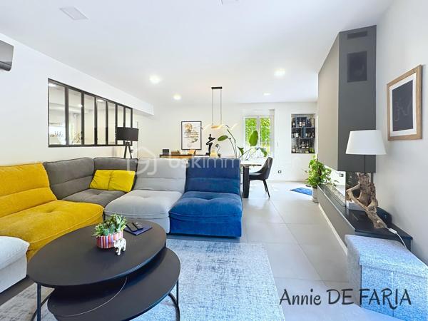 Maison de 165m2 entièrement rénovée avec piscine au sel, suite parentale et extérieurs aménagés.

En Exclusivité avec Annie De Faria

Venez découvrir cette magnifique maison individuelle de 165 m² entièrement rénovée en 2020, implantée sur un terrain clos et aménagé de 785m² avec piscine et prestations de qualité.

Dès l’entrée, vous serez séduits par son superbe hall accueillant qui dessert une vaste pièce de vie lumineuse et conviviale. Cet espace de réception comprend un salon-séjour avec cheminée au gaz ainsi qu’une belle cuisine ouverte entièrement équipée, sublimée par une élégante verrière. De larges ouvertures permettent un accès direct à la terrasse et à l’espace piscine, créant une véritable harmonie entre intérieur et extérieur.

Le rez-de-chaussée dispose également d’une chambre, d’une salle d’eau avec WC ainsi que d’une buanderie fonctionnelle.

À l’étage, l’espace nuit se compose de trois chambres dont une belle suite parentale avec dressing. Vous profiterez également d’une spacieuse salle de bains équipée d’une baignoire, d’une douche à l’italienne, d’une double vasque ainsi que d’un WC indépendant.

À l’extérieur, les prestations sont particulièrement soignées : une piscine au sel de 6 x 4 mètres équipée d’un volet roulant électrique et d’une pompe à chaleur, une agréable terrasse accessible directement depuis la pièce de vie, une cuisine d’été, une pergola motorisée avec stores latéraux, ainsi qu’un carport permettant de stationner deux véhicules à l’abri. Plusieurs places de stationnement supplémentaires sont également disponibles sur la propriété.

Pour votre confort :

Climatisation réversible dans toute la maison
Menuiseries aluminium double vitrage
Volets roulants électriques
Cheminée au gaz
Portail motorisé
Panneaux solaires
Assainissement par micro-station automatique
Deux annexes complètent ce bien :

Un local technique pour la piscine
Un atelier indépendant
Taxe foncière : 1 687 €.

Cette maison clé en main, parfaitement entretenue et sans travaux à prévoir, offre un cadre de vie privilégié alliant confort moderne, beaux volumes et extérieurs aménagés avec goût.

À découvrir sans tarder.
