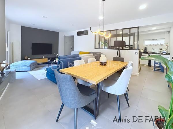 Maison de 165m2 entièrement rénovée avec piscine au sel, suite parentale et extérieurs aménagés.

En Exclusivité avec Annie De Faria

Venez découvrir cette magnifique maison individuelle de 165 m² entièrement rénovée en 2020, implantée sur un terrain clos et aménagé de 785m² avec piscine et prestations de qualité.

Dès l’entrée, vous serez séduits par son superbe hall accueillant qui dessert une vaste pièce de vie lumineuse et conviviale. Cet espace de réception comprend un salon-séjour avec cheminée au gaz ainsi qu’une belle cuisine ouverte entièrement équipée, sublimée par une élégante verrière. De larges ouvertures permettent un accès direct à la terrasse et à l’espace piscine, créant une véritable harmonie entre intérieur et extérieur.

Le rez-de-chaussée dispose également d’une chambre, d’une salle d’eau avec WC ainsi que d’une buanderie fonctionnelle.

À l’étage, l’espace nuit se compose de trois chambres dont une belle suite parentale avec dressing. Vous profiterez également d’une spacieuse salle de bains équipée d’une baignoire, d’une douche à l’italienne, d’une double vasque ainsi que d’un WC indépendant.

À l’extérieur, les prestations sont particulièrement soignées : une piscine au sel de 6 x 4 mètres équipée d’un volet roulant électrique et d’une pompe à chaleur, une agréable terrasse accessible directement depuis la pièce de vie, une cuisine d’été, une pergola motorisée avec stores latéraux, ainsi qu’un carport permettant de stationner deux véhicules à l’abri. Plusieurs places de stationnement supplémentaires sont également disponibles sur la propriété.

Pour votre confort :

Climatisation réversible dans toute la maison
Menuiseries aluminium double vitrage
Volets roulants électriques
Cheminée au gaz
Portail motorisé
Panneaux solaires
Assainissement par micro-station automatique
Deux annexes complètent ce bien :

Un local technique pour la piscine
Un atelier indépendant
Taxe foncière : 1 687 €.

Cette maison clé en main, parfaitement entretenue et sans travaux à prévoir, offre un cadre de vie privilégié alliant confort moderne, beaux volumes et extérieurs aménagés avec goût.

À découvrir sans tarder.
