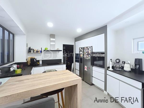 Maison de 165m2 entièrement rénovée avec piscine au sel, suite parentale et extérieurs aménagés.

En Exclusivité avec Annie De Faria

Venez découvrir cette magnifique maison individuelle de 165 m² entièrement rénovée en 2020, implantée sur un terrain clos et aménagé de 785m² avec piscine et prestations de qualité.

Dès l’entrée, vous serez séduits par son superbe hall accueillant qui dessert une vaste pièce de vie lumineuse et conviviale. Cet espace de réception comprend un salon-séjour avec cheminée au gaz ainsi qu’une belle cuisine ouverte entièrement équipée, sublimée par une élégante verrière. De larges ouvertures permettent un accès direct à la terrasse et à l’espace piscine, créant une véritable harmonie entre intérieur et extérieur.

Le rez-de-chaussée dispose également d’une chambre, d’une salle d’eau avec WC ainsi que d’une buanderie fonctionnelle.

À l’étage, l’espace nuit se compose de trois chambres dont une belle suite parentale avec dressing. Vous profiterez également d’une spacieuse salle de bains équipée d’une baignoire, d’une douche à l’italienne, d’une double vasque ainsi que d’un WC indépendant.

À l’extérieur, les prestations sont particulièrement soignées : une piscine au sel de 6 x 4 mètres équipée d’un volet roulant électrique et d’une pompe à chaleur, une agréable terrasse accessible directement depuis la pièce de vie, une cuisine d’été, une pergola motorisée avec stores latéraux, ainsi qu’un carport permettant de stationner deux véhicules à l’abri. Plusieurs places de stationnement supplémentaires sont également disponibles sur la propriété.

Pour votre confort :

Climatisation réversible dans toute la maison
Menuiseries aluminium double vitrage
Volets roulants électriques
Cheminée au gaz
Portail motorisé
Panneaux solaires
Assainissement par micro-station automatique
Deux annexes complètent ce bien :

Un local technique pour la piscine
Un atelier indépendant
Taxe foncière : 1 687 €.

Cette maison clé en main, parfaitement entretenue et sans travaux à prévoir, offre un cadre de vie privilégié alliant confort moderne, beaux volumes et extérieurs aménagés avec goût.

À découvrir sans tarder.