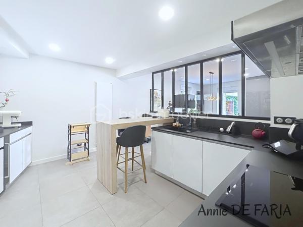 Maison de 165m2 entièrement rénovée avec piscine au sel, suite parentale et extérieurs aménagés.

En Exclusivité avec Annie De Faria

Venez découvrir cette magnifique maison individuelle de 165 m² entièrement rénovée en 2020, implantée sur un terrain clos et aménagé de 785m² avec piscine et prestations de qualité.

Dès l’entrée, vous serez séduits par son superbe hall accueillant qui dessert une vaste pièce de vie lumineuse et conviviale. Cet espace de réception comprend un salon-séjour avec cheminée au gaz ainsi qu’une belle cuisine ouverte entièrement équipée, sublimée par une élégante verrière. De larges ouvertures permettent un accès direct à la terrasse et à l’espace piscine, créant une véritable harmonie entre intérieur et extérieur.

Le rez-de-chaussée dispose également d’une chambre, d’une salle d’eau avec WC ainsi que d’une buanderie fonctionnelle.

À l’étage, l’espace nuit se compose de trois chambres dont une belle suite parentale avec dressing. Vous profiterez également d’une spacieuse salle de bains équipée d’une baignoire, d’une douche à l’italienne, d’une double vasque ainsi que d’un WC indépendant.

À l’extérieur, les prestations sont particulièrement soignées : une piscine au sel de 6 x 4 mètres équipée d’un volet roulant électrique et d’une pompe à chaleur, une agréable terrasse accessible directement depuis la pièce de vie, une cuisine d’été, une pergola motorisée avec stores latéraux, ainsi qu’un carport permettant de stationner deux véhicules à l’abri. Plusieurs places de stationnement supplémentaires sont également disponibles sur la propriété.

Pour votre confort :

Climatisation réversible dans toute la maison
Menuiseries aluminium double vitrage
Volets roulants électriques
Cheminée au gaz
Portail motorisé
Panneaux solaires
Assainissement par micro-station automatique
Deux annexes complètent ce bien :

Un local technique pour la piscine
Un atelier indépendant
Taxe foncière : 1 687 €.

Cette maison clé en main, parfaitement entretenue et sans travaux à prévoir, offre un cadre de vie privilégié alliant confort moderne, beaux volumes et extérieurs aménagés avec goût.

À découvrir sans tarder.