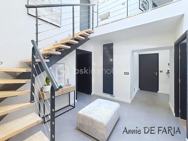 Maison de 165m2 entièrement rénovée avec piscine au sel, suite parentale et extérieurs aménagés.

En Exclusivité avec Annie De Faria

Venez découvrir cette magnifique maison individuelle de 165 m² entièrement rénovée en 2020, implantée sur un terrain clos et aménagé de 785m² avec piscine et prestations de qualité.

Dès l’entrée, vous serez séduits par son superbe hall accueillant qui dessert une vaste pièce de vie lumineuse et conviviale. Cet espace de réception comprend un salon-séjour avec cheminée au gaz ainsi qu’une belle cuisine ouverte entièrement équipée, sublimée par une élégante verrière. De larges ouvertures permettent un accès direct à la terrasse et à l’espace piscine, créant une véritable harmonie entre intérieur et extérieur.

Le rez-de-chaussée dispose également d’une chambre, d’une salle d’eau avec WC ainsi que d’une buanderie fonctionnelle.

À l’étage, l’espace nuit se compose de trois chambres dont une belle suite parentale avec dressing. Vous profiterez également d’une spacieuse salle de bains équipée d’une baignoire, d’une douche à l’italienne, d’une double vasque ainsi que d’un WC indépendant.

À l’extérieur, les prestations sont particulièrement soignées : une piscine au sel de 6 x 4 mètres équipée d’un volet roulant électrique et d’une pompe à chaleur, une agréable terrasse accessible directement depuis la pièce de vie, une cuisine d’été, une pergola motorisée avec stores latéraux, ainsi qu’un carport permettant de stationner deux véhicules à l’abri. Plusieurs places de stationnement supplémentaires sont également disponibles sur la propriété.

Pour votre confort :

Climatisation réversible dans toute la maison
Menuiseries aluminium double vitrage
Volets roulants électriques
Cheminée au gaz
Portail motorisé
Panneaux solaires
Assainissement par micro-station automatique
Deux annexes complètent ce bien :

Un local technique pour la piscine
Un atelier indépendant
Taxe foncière : 1 687 €.

Cette maison clé en main, parfaitement entretenue et sans travaux à prévoir, offre un cadre de vie privilégié alliant confort moderne, beaux volumes et extérieurs aménagés avec goût.

À découvrir sans tarder.