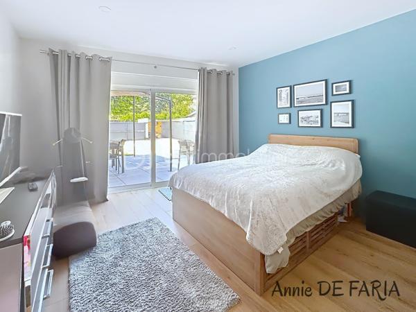 Maison de 165m2 entièrement rénovée avec piscine au sel, suite parentale et extérieurs aménagés.

En Exclusivité avec Annie De Faria

Venez découvrir cette magnifique maison individuelle de 165 m² entièrement rénovée en 2020, implantée sur un terrain clos et aménagé de 785m² avec piscine et prestations de qualité.

Dès l’entrée, vous serez séduits par son superbe hall accueillant qui dessert une vaste pièce de vie lumineuse et conviviale. Cet espace de réception comprend un salon-séjour avec cheminée au gaz ainsi qu’une belle cuisine ouverte entièrement équipée, sublimée par une élégante verrière. De larges ouvertures permettent un accès direct à la terrasse et à l’espace piscine, créant une véritable harmonie entre intérieur et extérieur.

Le rez-de-chaussée dispose également d’une chambre, d’une salle d’eau avec WC ainsi que d’une buanderie fonctionnelle.

À l’étage, l’espace nuit se compose de trois chambres dont une belle suite parentale avec dressing. Vous profiterez également d’une spacieuse salle de bains équipée d’une baignoire, d’une douche à l’italienne, d’une double vasque ainsi que d’un WC indépendant.

À l’extérieur, les prestations sont particulièrement soignées : une piscine au sel de 6 x 4 mètres équipée d’un volet roulant électrique et d’une pompe à chaleur, une agréable terrasse accessible directement depuis la pièce de vie, une cuisine d’été, une pergola motorisée avec stores latéraux, ainsi qu’un carport permettant de stationner deux véhicules à l’abri. Plusieurs places de stationnement supplémentaires sont également disponibles sur la propriété.

Pour votre confort :

Climatisation réversible dans toute la maison
Menuiseries aluminium double vitrage
Volets roulants électriques
Cheminée au gaz
Portail motorisé
Panneaux solaires
Assainissement par micro-station automatique
Deux annexes complètent ce bien :

Un local technique pour la piscine
Un atelier indépendant
Taxe foncière : 1 687 €.

Cette maison clé en main, parfaitement entretenue et sans travaux à prévoir, offre un cadre de vie privilégié alliant confort moderne, beaux volumes et extérieurs aménagés avec goût.

À découvrir sans tarder.