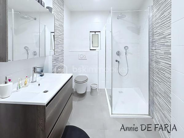 Maison de 165m2 entièrement rénovée avec piscine au sel, suite parentale et extérieurs aménagés.

En Exclusivité avec Annie De Faria

Venez découvrir cette magnifique maison individuelle de 165 m² entièrement rénovée en 2020, implantée sur un terrain clos et aménagé de 785m² avec piscine et prestations de qualité.

Dès l’entrée, vous serez séduits par son superbe hall accueillant qui dessert une vaste pièce de vie lumineuse et conviviale. Cet espace de réception comprend un salon-séjour avec cheminée au gaz ainsi qu’une belle cuisine ouverte entièrement équipée, sublimée par une élégante verrière. De larges ouvertures permettent un accès direct à la terrasse et à l’espace piscine, créant une véritable harmonie entre intérieur et extérieur.

Le rez-de-chaussée dispose également d’une chambre, d’une salle d’eau avec WC ainsi que d’une buanderie fonctionnelle.

À l’étage, l’espace nuit se compose de trois chambres dont une belle suite parentale avec dressing. Vous profiterez également d’une spacieuse salle de bains équipée d’une baignoire, d’une douche à l’italienne, d’une double vasque ainsi que d’un WC indépendant.

À l’extérieur, les prestations sont particulièrement soignées : une piscine au sel de 6 x 4 mètres équipée d’un volet roulant électrique et d’une pompe à chaleur, une agréable terrasse accessible directement depuis la pièce de vie, une cuisine d’été, une pergola motorisée avec stores latéraux, ainsi qu’un carport permettant de stationner deux véhicules à l’abri. Plusieurs places de stationnement supplémentaires sont également disponibles sur la propriété.

Pour votre confort :

Climatisation réversible dans toute la maison
Menuiseries aluminium double vitrage
Volets roulants électriques
Cheminée au gaz
Portail motorisé
Panneaux solaires
Assainissement par micro-station automatique
Deux annexes complètent ce bien :

Un local technique pour la piscine
Un atelier indépendant
Taxe foncière : 1 687 €.

Cette maison clé en main, parfaitement entretenue et sans travaux à prévoir, offre un cadre de vie privilégié alliant confort moderne, beaux volumes et extérieurs aménagés avec goût.

À découvrir sans tarder.