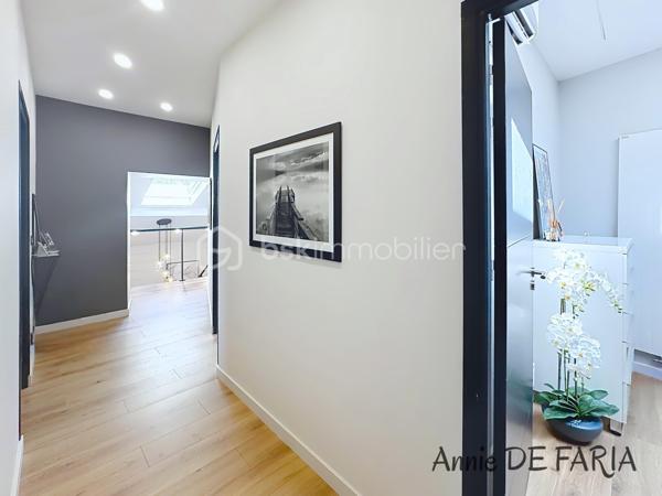 Maison de 165m2 entièrement rénovée avec piscine au sel, suite parentale et extérieurs aménagés.

En Exclusivité avec Annie De Faria

Venez découvrir cette magnifique maison individuelle de 165 m² entièrement rénovée en 2020, implantée sur un terrain clos et aménagé de 785m² avec piscine et prestations de qualité.

Dès l’entrée, vous serez séduits par son superbe hall accueillant qui dessert une vaste pièce de vie lumineuse et conviviale. Cet espace de réception comprend un salon-séjour avec cheminée au gaz ainsi qu’une belle cuisine ouverte entièrement équipée, sublimée par une élégante verrière. De larges ouvertures permettent un accès direct à la terrasse et à l’espace piscine, créant une véritable harmonie entre intérieur et extérieur.

Le rez-de-chaussée dispose également d’une chambre, d’une salle d’eau avec WC ainsi que d’une buanderie fonctionnelle.

À l’étage, l’espace nuit se compose de trois chambres dont une belle suite parentale avec dressing. Vous profiterez également d’une spacieuse salle de bains équipée d’une baignoire, d’une douche à l’italienne, d’une double vasque ainsi que d’un WC indépendant.

À l’extérieur, les prestations sont particulièrement soignées : une piscine au sel de 6 x 4 mètres équipée d’un volet roulant électrique et d’une pompe à chaleur, une agréable terrasse accessible directement depuis la pièce de vie, une cuisine d’été, une pergola motorisée avec stores latéraux, ainsi qu’un carport permettant de stationner deux véhicules à l’abri. Plusieurs places de stationnement supplémentaires sont également disponibles sur la propriété.

Pour votre confort :

Climatisation réversible dans toute la maison
Menuiseries aluminium double vitrage
Volets roulants électriques
Cheminée au gaz
Portail motorisé
Panneaux solaires
Assainissement par micro-station automatique
Deux annexes complètent ce bien :

Un local technique pour la piscine
Un atelier indépendant
Taxe foncière : 1 687 €.

Cette maison clé en main, parfaitement entretenue et sans travaux à prévoir, offre un cadre de vie privilégié alliant confort moderne, beaux volumes et extérieurs aménagés avec goût.

À découvrir sans tarder.
