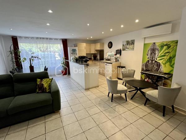 Venez découvrir cet appartement 4 pièces de plain-pied, entièrement rénové. Il offre un espace de vie spacieux, idéal pour une famille ou pour un investissement locatif de qualité. Rénovation complète : plomberie, électricité, sols, peintures, isolation, rien n’a été laissé au hasard pour un confort optimal.

Il est composé d'une pièce de vie de 33 m2 avec une entrée et une cuisine équipée ouverte sur un salon-séjour, de 2 chambres, d'un bureau, d'une salle de bains avec baignoire et douche italienne, d'un WC indépendant, d'un cellier et d'une buanderie.

- Une loggia est accessible de la plus grande chambre et de l'espace nuit 
- Climatisation réversible 
- Double vitrage 
- Volets électriques - 
Places de stationnement dans la résidence 
- .À quelques minutes du centre ville, des écoles, lycée, cinéma, station de bus... 
- et à 100 mètres des commerces de proximité... 

Contactez moi pour une visite ou plus d'informations.