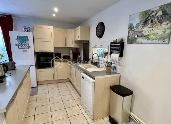 Venez découvrir cet appartement 4 pièces de plain-pied, entièrement rénové. Il offre un espace de vie spacieux, idéal pour une famille ou pour un investissement locatif de qualité. Rénovation complète : plomberie, électricité, sols, peintures, isolation, rien n’a été laissé au hasard pour un confort optimal.

Il est composé d'une pièce de vie de 33 m2 avec une entrée et une cuisine équipée ouverte sur un salon-séjour, de 2 chambres, d'un bureau, d'une salle de bains avec baignoire et douche italienne, d'un WC indépendant, d'un cellier et d'une buanderie.

- Une loggia est accessible de la plus grande chambre et de l'espace nuit 
- Climatisation réversible 
- Double vitrage 
- Volets électriques - 
Places de stationnement dans la résidence 
- .À quelques minutes du centre ville, des écoles, lycée, cinéma, station de bus... 
- et à 100 mètres des commerces de proximité... 

Contactez moi pour une visite ou plus d'informations.