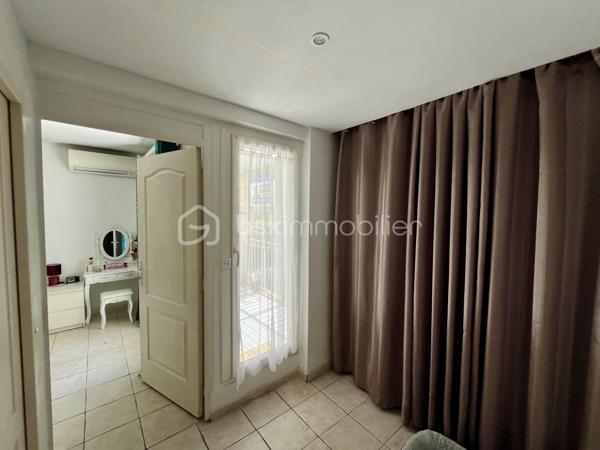 Venez découvrir cet appartement 4 pièces de plain-pied, entièrement rénové. Il offre un espace de vie spacieux, idéal pour une famille ou pour un investissement locatif de qualité. Rénovation complète : plomberie, électricité, sols, peintures, isolation, rien n’a été laissé au hasard pour un confort optimal.

Il est composé d'une pièce de vie de 33 m2 avec une entrée et une cuisine équipée ouverte sur un salon-séjour, de 2 chambres, d'un bureau, d'une salle de bains avec baignoire et douche italienne, d'un WC indépendant, d'un cellier et d'une buanderie.

- Une loggia est accessible de la plus grande chambre et de l'espace nuit 
- Climatisation réversible 
- Double vitrage 
- Volets électriques - 
Places de stationnement dans la résidence 
- .À quelques minutes du centre ville, des écoles, lycée, cinéma, station de bus... 
- et à 100 mètres des commerces de proximité... 

Contactez moi pour une visite ou plus d'informations.