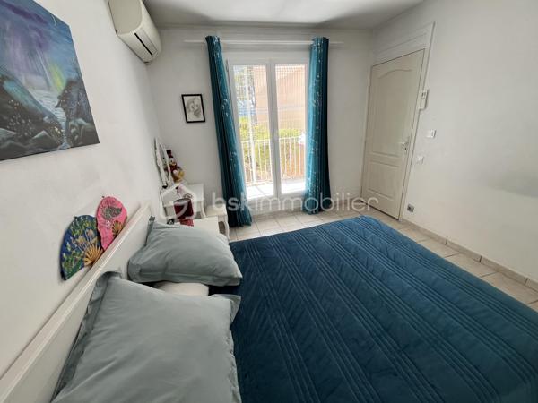 Venez découvrir cet appartement 4 pièces de plain-pied, entièrement rénové. Il offre un espace de vie spacieux, idéal pour une famille ou pour un investissement locatif de qualité. Rénovation complète : plomberie, électricité, sols, peintures, isolation, rien n’a été laissé au hasard pour un confort optimal.

Il est composé d'une pièce de vie de 33 m2 avec une entrée et une cuisine équipée ouverte sur un salon-séjour, de 2 chambres, d'un bureau, d'une salle de bains avec baignoire et douche italienne, d'un WC indépendant, d'un cellier et d'une buanderie.

- Une loggia est accessible de la plus grande chambre et de l'espace nuit 
- Climatisation réversible 
- Double vitrage 
- Volets électriques - 
Places de stationnement dans la résidence 
- .À quelques minutes du centre ville, des écoles, lycée, cinéma, station de bus... 
- et à 100 mètres des commerces de proximité... 

Contactez moi pour une visite ou plus d'informations.
