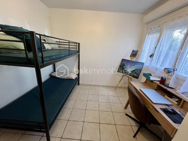 Venez découvrir cet appartement 4 pièces de plain-pied, entièrement rénové. Il offre un espace de vie spacieux, idéal pour une famille ou pour un investissement locatif de qualité. Rénovation complète : plomberie, électricité, sols, peintures, isolation, rien n’a été laissé au hasard pour un confort optimal.

Il est composé d'une pièce de vie de 33 m2 avec une entrée et une cuisine équipée ouverte sur un salon-séjour, de 2 chambres, d'un bureau, d'une salle de bains avec baignoire et douche italienne, d'un WC indépendant, d'un cellier et d'une buanderie.

- Une loggia est accessible de la plus grande chambre et de l'espace nuit 
- Climatisation réversible 
- Double vitrage 
- Volets électriques - 
Places de stationnement dans la résidence 
- .À quelques minutes du centre ville, des écoles, lycée, cinéma, station de bus... 
- et à 100 mètres des commerces de proximité... 

Contactez moi pour une visite ou plus d'informations.