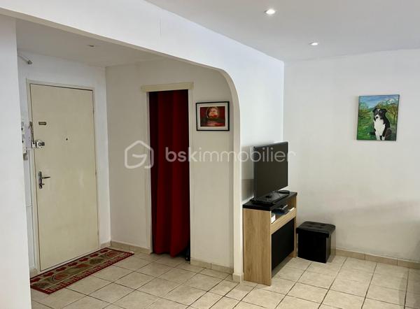 Venez découvrir cet appartement 4 pièces de plain-pied, entièrement rénové. Il offre un espace de vie spacieux, idéal pour une famille ou pour un investissement locatif de qualité. Rénovation complète : plomberie, électricité, sols, peintures, isolation, rien n’a été laissé au hasard pour un confort optimal.

Il est composé d'une pièce de vie de 33 m2 avec une entrée et une cuisine équipée ouverte sur un salon-séjour, de 2 chambres, d'un bureau, d'une salle de bains avec baignoire et douche italienne, d'un WC indépendant, d'un cellier et d'une buanderie.

- Une loggia est accessible de la plus grande chambre et de l'espace nuit 
- Climatisation réversible 
- Double vitrage 
- Volets électriques - 
Places de stationnement dans la résidence 
- .À quelques minutes du centre ville, des écoles, lycée, cinéma, station de bus... 
- et à 100 mètres des commerces de proximité... 

Contactez moi pour une visite ou plus d'informations.