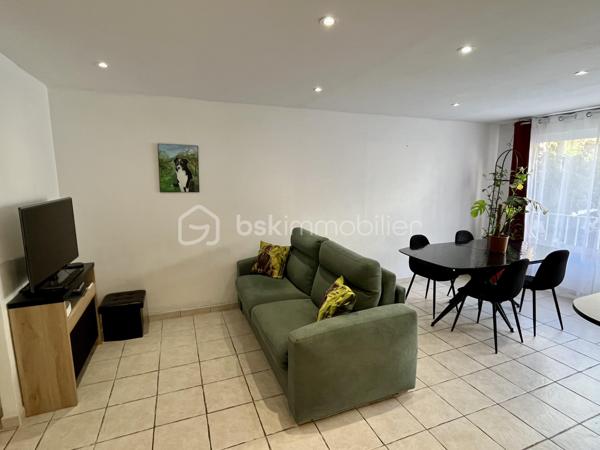 Venez découvrir cet appartement 4 pièces de plain-pied, entièrement rénové. Il offre un espace de vie spacieux, idéal pour une famille ou pour un investissement locatif de qualité. Rénovation complète : plomberie, électricité, sols, peintures, isolation, rien n’a été laissé au hasard pour un confort optimal.

Il est composé d'une pièce de vie de 33 m2 avec une entrée et une cuisine équipée ouverte sur un salon-séjour, de 2 chambres, d'un bureau, d'une salle de bains avec baignoire et douche italienne, d'un WC indépendant, d'un cellier et d'une buanderie.

- Une loggia est accessible de la plus grande chambre et de l'espace nuit 
- Climatisation réversible 
- Double vitrage 
- Volets électriques - 
Places de stationnement dans la résidence 
- .À quelques minutes du centre ville, des écoles, lycée, cinéma, station de bus... 
- et à 100 mètres des commerces de proximité... 

Contactez moi pour une visite ou plus d'informations.