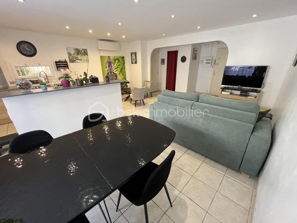 Venez découvrir cet appartement 4 pièces de plain-pied, entièrement rénové. Il offre un espace de vie spacieux, idéal pour une famille ou pour un investissement locatif de qualité. Rénovation complète : plomberie, électricité, sols, peintures, isolation, rien n’a été laissé au hasard pour un confort optimal.

Il est composé d'une pièce de vie de 33 m2 avec une entrée et une cuisine équipée ouverte sur un salon-séjour, de 2 chambres, d'un bureau, d'une salle de bains avec baignoire et douche italienne, d'un WC indépendant, d'un cellier et d'une buanderie.

- Une loggia est accessible de la plus grande chambre et de l'espace nuit 
- Climatisation réversible 
- Double vitrage 
- Volets électriques - 
Places de stationnement dans la résidence 
- .À quelques minutes du centre ville, des écoles, lycée, cinéma, station de bus... 
- et à 100 mètres des commerces de proximité... 

Contactez moi pour une visite ou plus d'informations.
