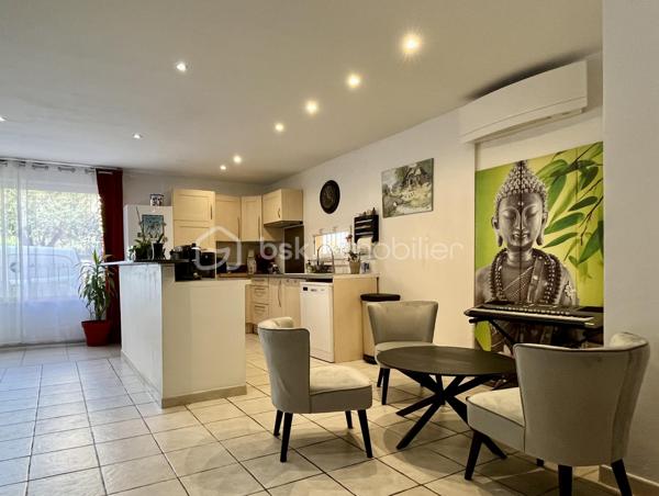 Venez découvrir cet appartement 4 pièces de plain-pied, entièrement rénové. Il offre un espace de vie spacieux, idéal pour une famille ou pour un investissement locatif de qualité. Rénovation complète : plomberie, électricité, sols, peintures, isolation, rien n’a été laissé au hasard pour un confort optimal.

Il est composé d'une pièce de vie de 33 m2 avec une entrée et une cuisine équipée ouverte sur un salon-séjour, de 2 chambres, d'un bureau, d'une salle de bains avec baignoire et douche italienne, d'un WC indépendant, d'un cellier et d'une buanderie.

- Une loggia est accessible de la plus grande chambre et de l'espace nuit 
- Climatisation réversible 
- Double vitrage 
- Volets électriques - 
Places de stationnement dans la résidence 
- .À quelques minutes du centre ville, des écoles, lycée, cinéma, station de bus... 
- et à 100 mètres des commerces de proximité... 

Contactez moi pour une visite ou plus d'informations.