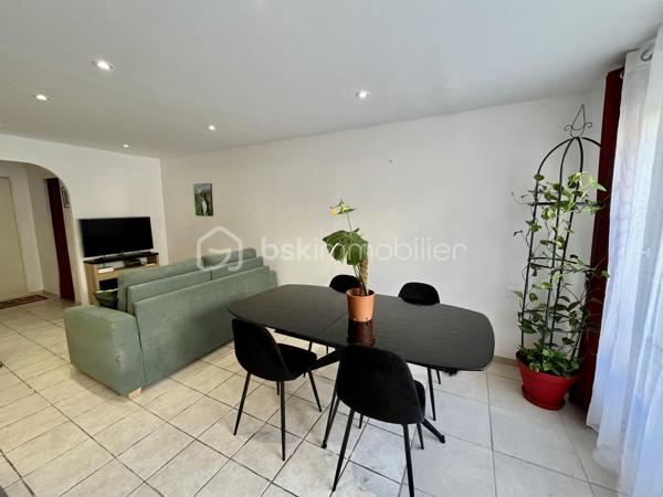 Venez découvrir cet appartement 4 pièces de plain-pied, entièrement rénové. Il offre un espace de vie spacieux, idéal pour une famille ou pour un investissement locatif de qualité. Rénovation complète : plomberie, électricité, sols, peintures, isolation, rien n’a été laissé au hasard pour un confort optimal.

Il est composé d'une pièce de vie de 33 m2 avec une entrée et une cuisine équipée ouverte sur un salon-séjour, de 2 chambres, d'un bureau, d'une salle de bains avec baignoire et douche italienne, d'un WC indépendant, d'un cellier et d'une buanderie.

- Une loggia est accessible de la plus grande chambre et de l'espace nuit 
- Climatisation réversible 
- Double vitrage 
- Volets électriques - 
Places de stationnement dans la résidence 
- .À quelques minutes du centre ville, des écoles, lycée, cinéma, station de bus... 
- et à 100 mètres des commerces de proximité... 

Contactez moi pour une visite ou plus d'informations.