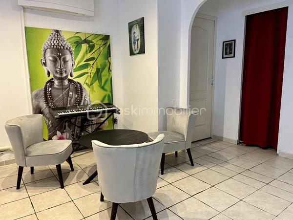 Venez découvrir cet appartement 4 pièces de plain-pied, entièrement rénové. Il offre un espace de vie spacieux, idéal pour une famille ou pour un investissement locatif de qualité. Rénovation complète : plomberie, électricité, sols, peintures, isolation, rien n’a été laissé au hasard pour un confort optimal.

Il est composé d'une pièce de vie de 33 m2 avec une entrée et une cuisine équipée ouverte sur un salon-séjour, de 2 chambres, d'un bureau, d'une salle de bains avec baignoire et douche italienne, d'un WC indépendant, d'un cellier et d'une buanderie.

- Une loggia est accessible de la plus grande chambre et de l'espace nuit 
- Climatisation réversible 
- Double vitrage 
- Volets électriques - 
Places de stationnement dans la résidence 
- .À quelques minutes du centre ville, des écoles, lycée, cinéma, station de bus... 
- et à 100 mètres des commerces de proximité... 

Contactez moi pour une visite ou plus d'informations.