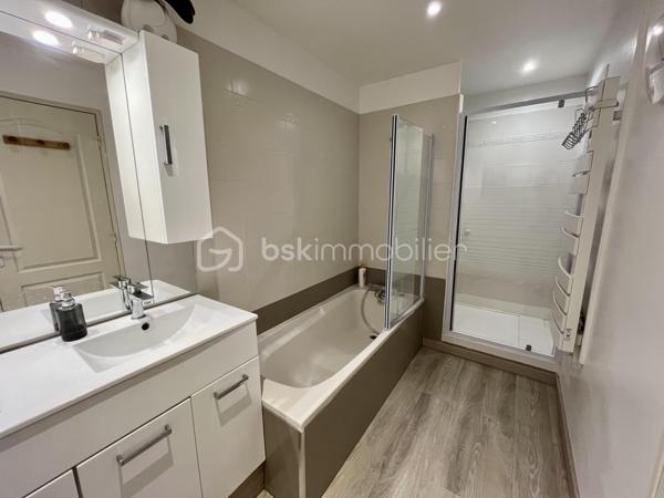 Venez découvrir cet appartement 4 pièces de plain-pied, entièrement rénové. Il offre un espace de vie spacieux, idéal pour une famille ou pour un investissement locatif de qualité. Rénovation complète : plomberie, électricité, sols, peintures, isolation, rien n’a été laissé au hasard pour un confort optimal.

Il est composé d'une pièce de vie de 33 m2 avec une entrée et une cuisine équipée ouverte sur un salon-séjour, de 2 chambres, d'un bureau, d'une salle de bains avec baignoire et douche italienne, d'un WC indépendant, d'un cellier et d'une buanderie.

- Une loggia est accessible de la plus grande chambre et de l'espace nuit 
- Climatisation réversible 
- Double vitrage 
- Volets électriques - 
Places de stationnement dans la résidence 
- .À quelques minutes du centre ville, des écoles, lycée, cinéma, station de bus... 
- et à 100 mètres des commerces de proximité... 

Contactez moi pour une visite ou plus d'informations.