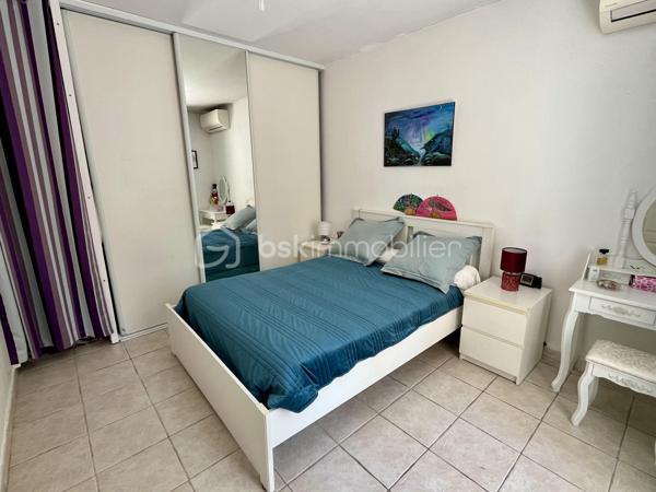 Venez découvrir cet appartement 4 pièces de plain-pied, entièrement rénové. Il offre un espace de vie spacieux, idéal pour une famille ou pour un investissement locatif de qualité. Rénovation complète : plomberie, électricité, sols, peintures, isolation, rien n’a été laissé au hasard pour un confort optimal.

Il est composé d'une pièce de vie de 33 m2 avec une entrée et une cuisine équipée ouverte sur un salon-séjour, de 2 chambres, d'un bureau, d'une salle de bains avec baignoire et douche italienne, d'un WC indépendant, d'un cellier et d'une buanderie.

- Une loggia est accessible de la plus grande chambre et de l'espace nuit 
- Climatisation réversible 
- Double vitrage 
- Volets électriques - 
Places de stationnement dans la résidence 
- .À quelques minutes du centre ville, des écoles, lycée, cinéma, station de bus... 
- et à 100 mètres des commerces de proximité... 

Contactez moi pour une visite ou plus d'informations.