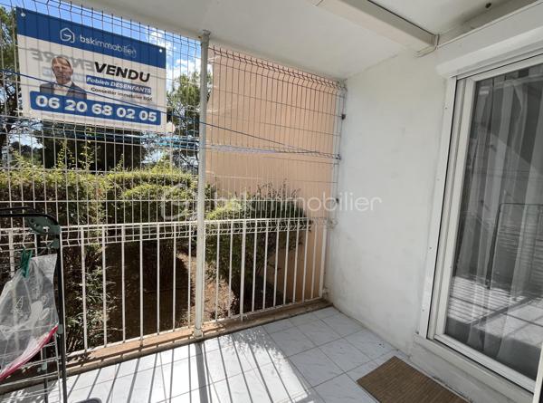 Venez découvrir cet appartement 4 pièces de plain-pied, entièrement rénové. Il offre un espace de vie spacieux, idéal pour une famille ou pour un investissement locatif de qualité. Rénovation complète : plomberie, électricité, sols, peintures, isolation, rien n’a été laissé au hasard pour un confort optimal.

Il est composé d'une pièce de vie de 33 m2 avec une entrée et une cuisine équipée ouverte sur un salon-séjour, de 2 chambres, d'un bureau, d'une salle de bains avec baignoire et douche italienne, d'un WC indépendant, d'un cellier et d'une buanderie.

- Une loggia est accessible de la plus grande chambre et de l'espace nuit 
- Climatisation réversible 
- Double vitrage 
- Volets électriques - 
Places de stationnement dans la résidence 
- .À quelques minutes du centre ville, des écoles, lycée, cinéma, station de bus... 
- et à 100 mètres des commerces de proximité... 

Contactez moi pour une visite ou plus d'informations.