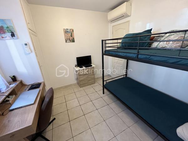 Venez découvrir cet appartement 4 pièces de plain-pied, entièrement rénové. Il offre un espace de vie spacieux, idéal pour une famille ou pour un investissement locatif de qualité. Rénovation complète : plomberie, électricité, sols, peintures, isolation, rien n’a été laissé au hasard pour un confort optimal.

Il est composé d'une pièce de vie de 33 m2 avec une entrée et une cuisine équipée ouverte sur un salon-séjour, de 2 chambres, d'un bureau, d'une salle de bains avec baignoire et douche italienne, d'un WC indépendant, d'un cellier et d'une buanderie.

- Une loggia est accessible de la plus grande chambre et de l'espace nuit 
- Climatisation réversible 
- Double vitrage 
- Volets électriques - 
Places de stationnement dans la résidence 
- .À quelques minutes du centre ville, des écoles, lycée, cinéma, station de bus... 
- et à 100 mètres des commerces de proximité... 

Contactez moi pour une visite ou plus d'informations.