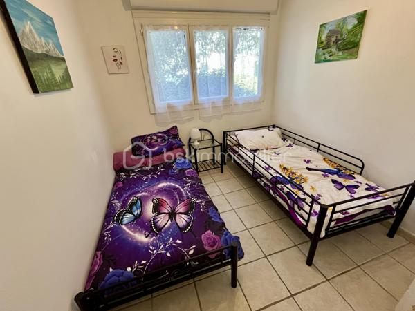 Venez découvrir cet appartement 4 pièces de plain-pied, entièrement rénové. Il offre un espace de vie spacieux, idéal pour une famille ou pour un investissement locatif de qualité. Rénovation complète : plomberie, électricité, sols, peintures, isolation, rien n’a été laissé au hasard pour un confort optimal.

Il est composé d'une pièce de vie de 33 m2 avec une entrée et une cuisine équipée ouverte sur un salon-séjour, de 2 chambres, d'un bureau, d'une salle de bains avec baignoire et douche italienne, d'un WC indépendant, d'un cellier et d'une buanderie.

- Une loggia est accessible de la plus grande chambre et de l'espace nuit 
- Climatisation réversible 
- Double vitrage 
- Volets électriques - 
Places de stationnement dans la résidence 
- .À quelques minutes du centre ville, des écoles, lycée, cinéma, station de bus... 
- et à 100 mètres des commerces de proximité... 

Contactez moi pour une visite ou plus d'informations.