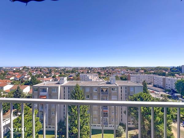 Appartement T3 Bron dernier étage avec balcon et garage