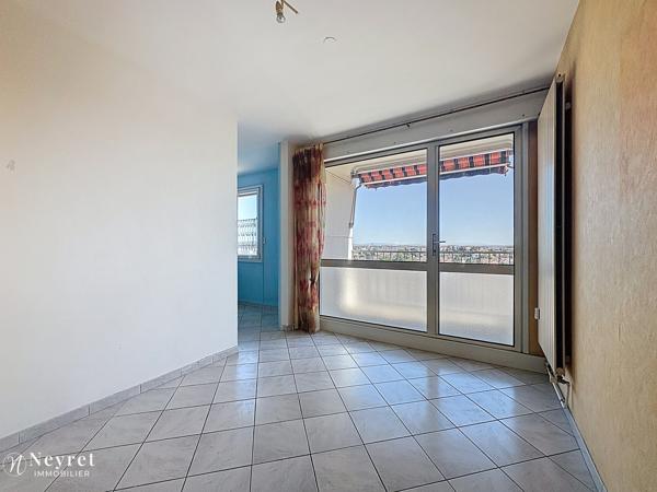 Appartement T3 Bron dernier étage avec balcon et garage