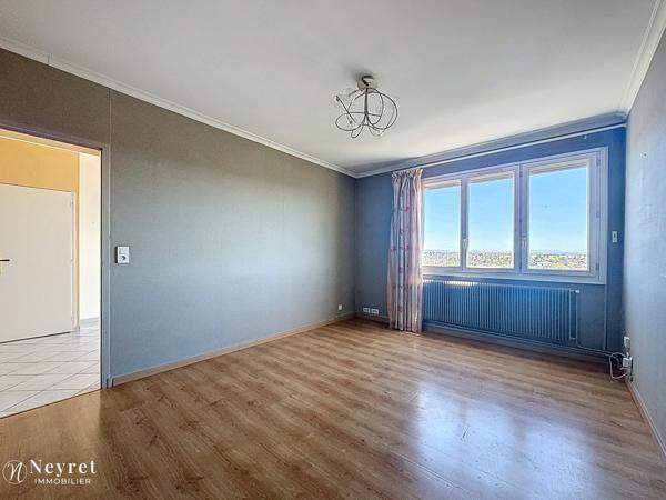 Appartement T3 Bron dernier étage avec balcon et garage