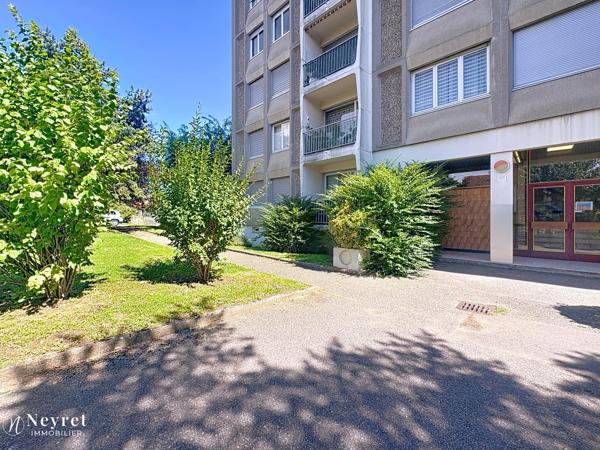 Appartement T3 Bron dernier étage avec balcon et garage