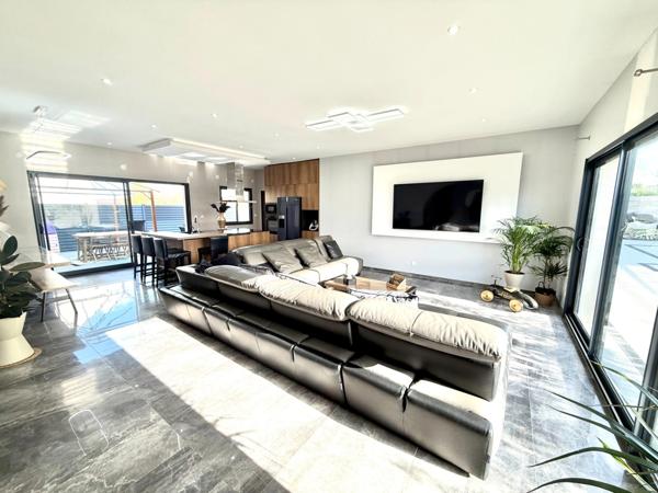 Maison à vendre 7 pièces 193 m² - PERDREAUVILLE (78) - Piscine - garage - plain pied