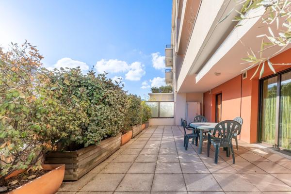 Appartement à vendre 4 pièces MARSEILLE 8EME ARRONDISSEMENT (13) - Résidence de standing – Château Borély – Garage double – 150 m2 d’extérieurs – Rez-de-jardin – Ascenseur – Sécurisée – Proche plages