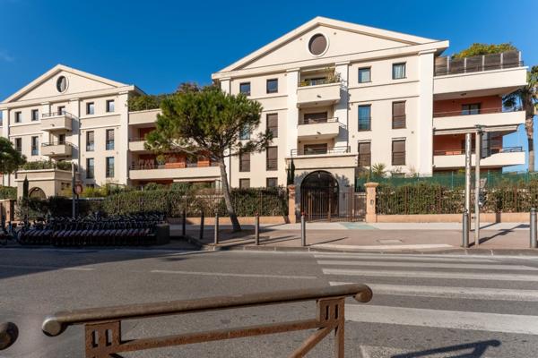 Appartement à vendre 4 pièces MARSEILLE 8EME ARRONDISSEMENT (13) - Résidence de standing – Château Borély – Garage double – 150 m2 d’extérieurs – Rez-de-jardin – Ascenseur – Sécurisée – Proche plages