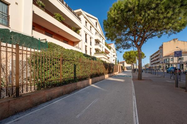 Appartement à vendre 4 pièces MARSEILLE 8EME ARRONDISSEMENT (13) - Résidence de standing – Château Borély – Garage double – 150 m2 d’extérieurs – Rez-de-jardin – Ascenseur – Sécurisée – Proche plages
