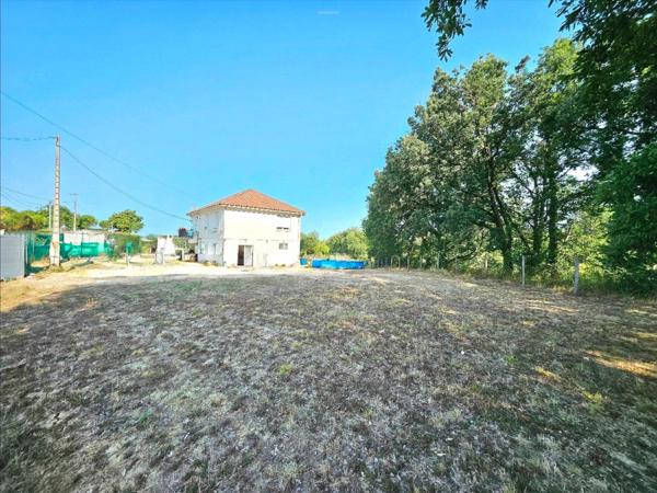 MAISON DIVISÉE EN DEUX APPARTEMENTS AVEC JARDIN