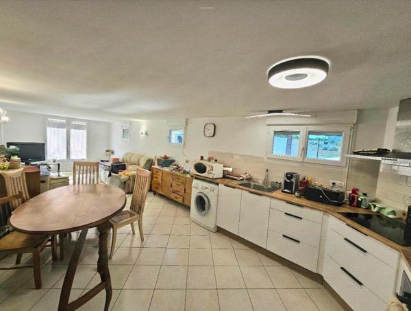 MAISON DIVISÉE EN DEUX APPARTEMENTS AVEC JARDIN