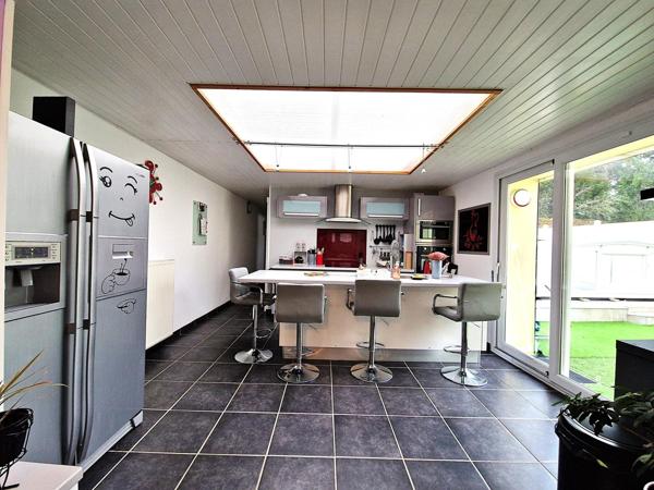 Maison atypique  de quasi plain pied avec piscine