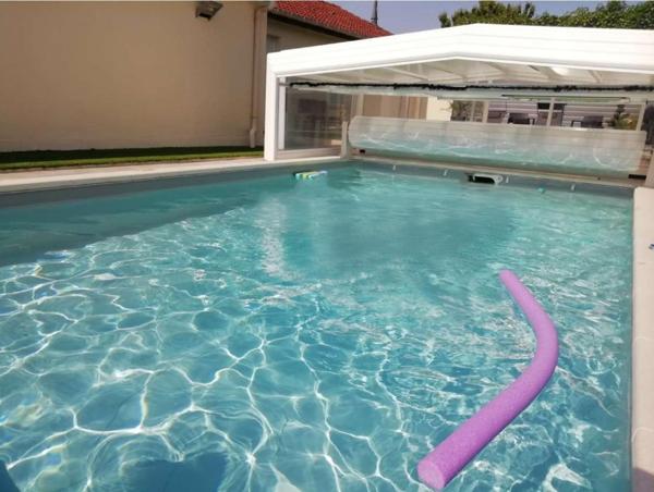Maison atypique  de quasi plain pied avec piscine