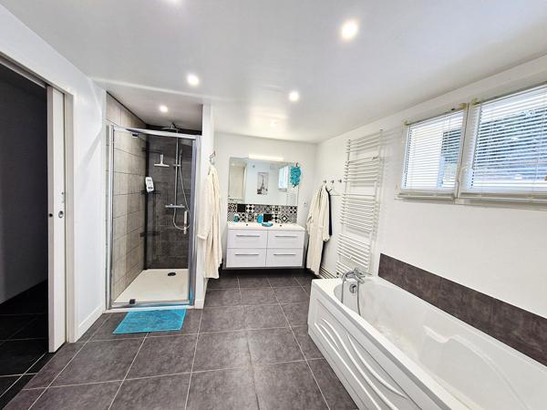 Maison atypique  de quasi plain pied avec piscine