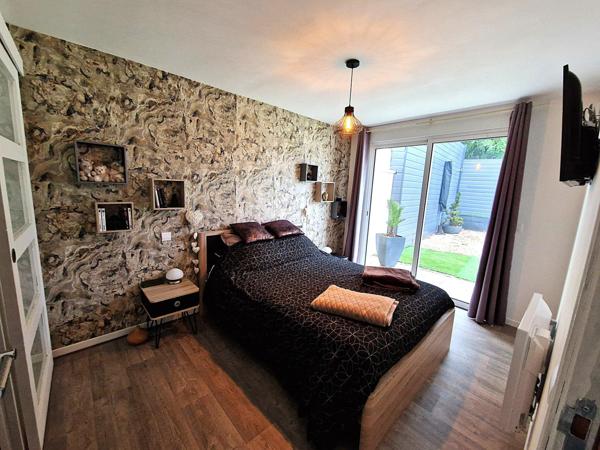 Maison atypique  de quasi plain pied avec piscine