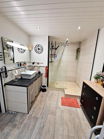 Maison atypique  de quasi plain pied avec piscine