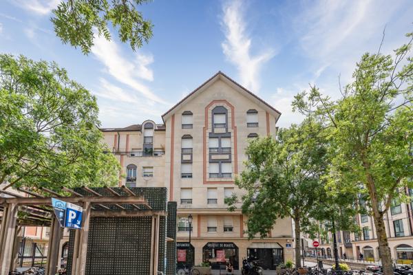 T2 LUMINEUX AU DERNIER ETAGE  AVEC TERRASSE DE 19M² - TRIPLE EXPOSITION