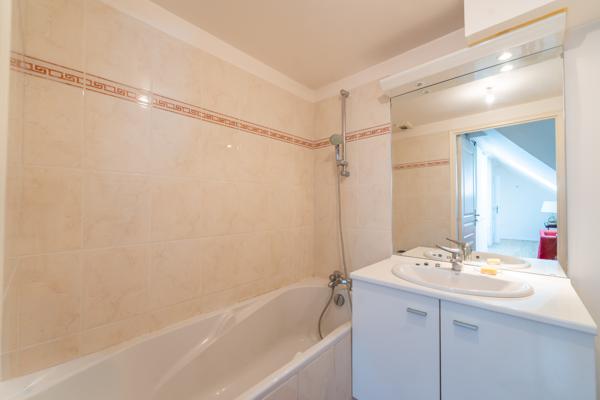 T2 LUMINEUX AU DERNIER ETAGE  AVEC TERRASSE DE 19M² - TRIPLE EXPOSITION