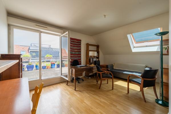 T2 LUMINEUX AU DERNIER ETAGE  AVEC TERRASSE DE 19M² - TRIPLE EXPOSITION