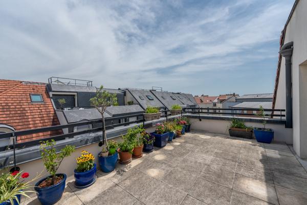 T2 LUMINEUX AU DERNIER ETAGE  AVEC TERRASSE DE 19M² - TRIPLE EXPOSITION