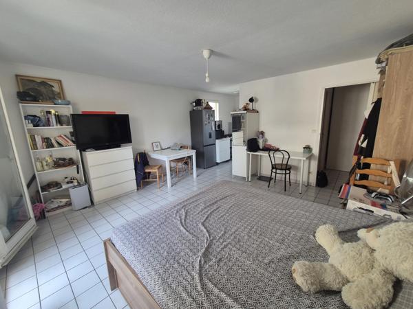 GRENOBLE EUROPOLE / GARE — Studio 30 m² avec balcon et parking sécurisé En étage