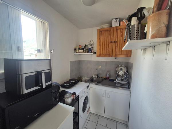 GRENOBLE EUROPOLE / GARE — Studio 30 m² avec balcon et parking sécurisé En étage